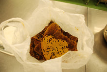 画像をギャラリービューアに読み込む, 【 メール便 】諸塚村産日本ミツバチの蜜蝋(未精製) 100g